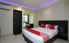 Oyo 18774 Utwo Hotel